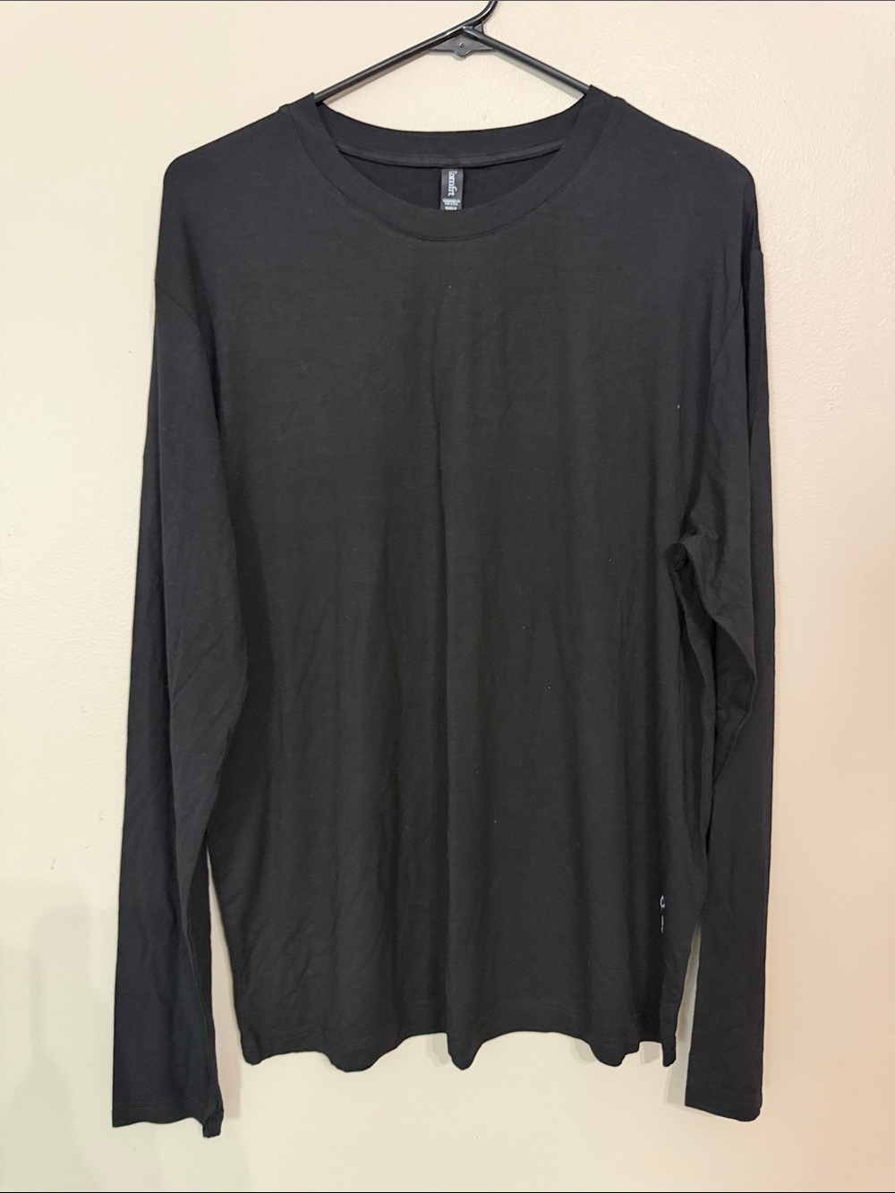 Comfrt brand Men's Black Long-Sleeve Crewneck Shirt size medium